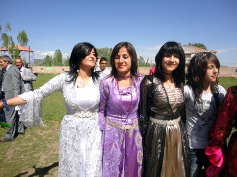 Yüksekova'da 15-16 Mayıs 2010 tarihleri arasında evlenen bazı çiftleri sizler için sayfamıza taşıdık.