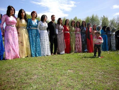 Yüksekova'da 15-16 Mayıs 2010 tarihleri arasında evlenen bazı çiftleri sizler için sayfamıza taşıdık.