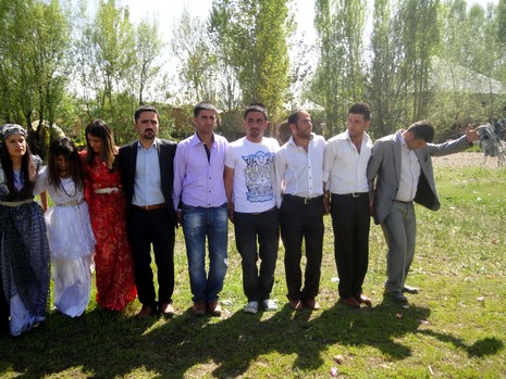 Yüksekova'da 15-16 Mayıs 2010 tarihleri arasında evlenen bazı çiftleri sizler için sayfamıza taşıdık.