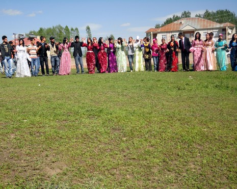 Yüksekova'da 15-16 Mayıs 2010 tarihleri arasında evlenen bazı çiftleri sizler için sayfamıza taşıdık.