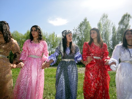 Yüksekova'da 15-16 Mayıs 2010 tarihleri arasında evlenen bazı çiftleri sizler için sayfamıza taşıdık.