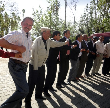 Yüksekova'da 15-16 Mayıs 2010 tarihleri arasında evlenen bazı çiftleri sizler için sayfamıza taşıdık.