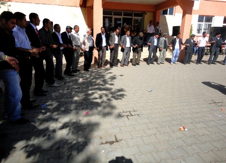 Yüksekova'da 15-16 Mayıs 2010 tarihleri arasında evlenen bazı çiftleri sizler için sayfamıza taşıdık.