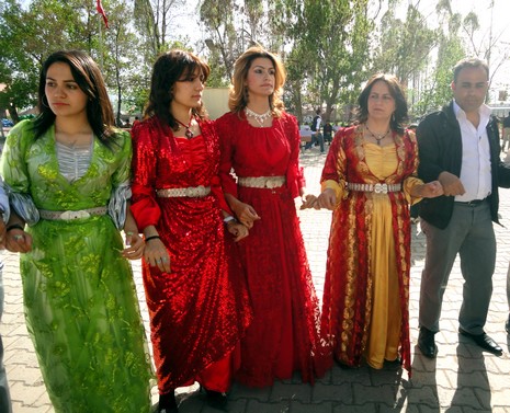 Yüksekova'da 15-16 Mayıs 2010 tarihleri arasında evlenen bazı çiftleri sizler için sayfamıza taşıdık.