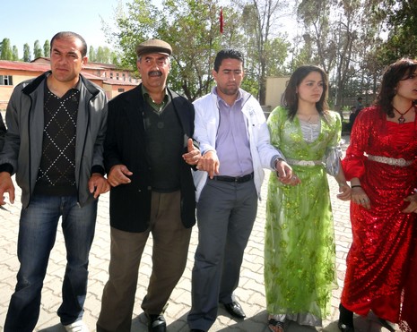 Yüksekova'da 15-16 Mayıs 2010 tarihleri arasında evlenen bazı çiftleri sizler için sayfamıza taşıdık.