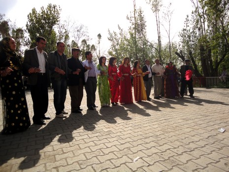 Yüksekova'da 15-16 Mayıs 2010 tarihleri arasında evlenen bazı çiftleri sizler için sayfamıza taşıdık.