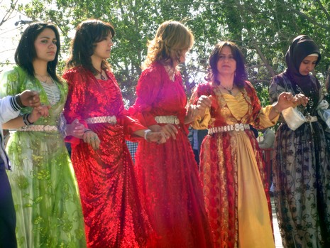 Yüksekova'da 15-16 Mayıs 2010 tarihleri arasında evlenen bazı çiftleri sizler için sayfamıza taşıdık.