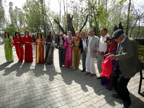 Yüksekova'da 15-16 Mayıs 2010 tarihleri arasında evlenen bazı çiftleri sizler için sayfamıza taşıdık.