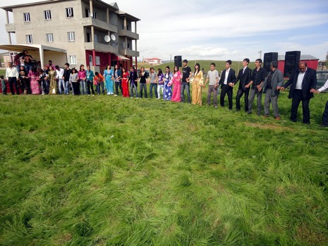 Yüksekova'da 15-16 Mayıs 2010 tarihleri arasında evlenen bazı çiftleri sizler için sayfamıza taşıdık.