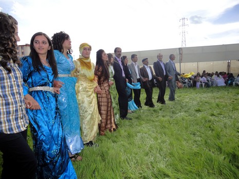 Yüksekova'da 15-16 Mayıs 2010 tarihleri arasında evlenen bazı çiftleri sizler için sayfamıza taşıdık.