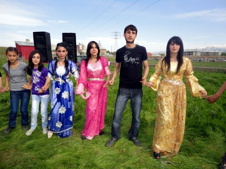 Yüksekova'da 15-16 Mayıs 2010 tarihleri arasında evlenen bazı çiftleri sizler için sayfamıza taşıdık.