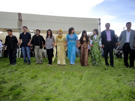 Yüksekova'da 15-16 Mayıs 2010 tarihleri arasında evlenen bazı çiftleri sizler için sayfamıza taşıdık.