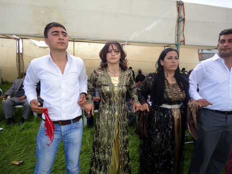 Yüksekova'da 15-16 Mayıs 2010 tarihleri arasında evlenen bazı çiftleri sizler için sayfamıza taşıdık.