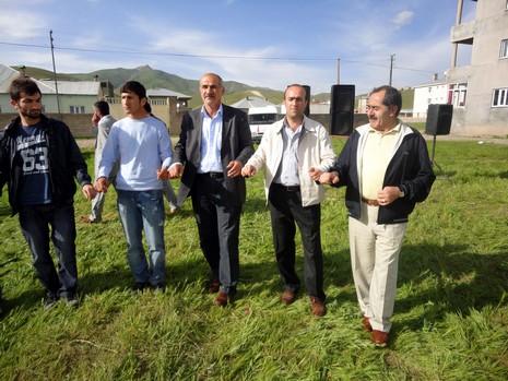 Yüksekova'da 15-16 Mayıs 2010 tarihleri arasında evlenen bazı çiftleri sizler için sayfamıza taşıdık.