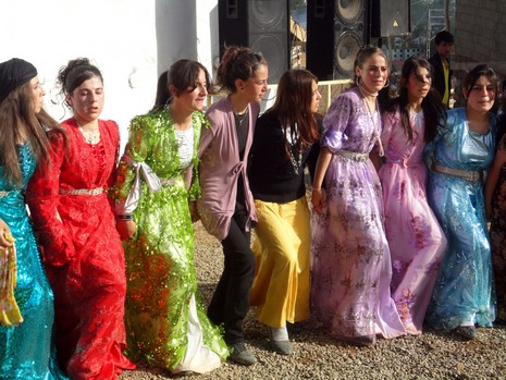 Yüksekova'da 15-16 Mayıs 2010 tarihleri arasında evlenen bazı çiftleri sizler için sayfamıza taşıdık.