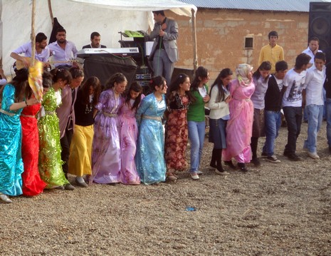 Yüksekova'da 15-16 Mayıs 2010 tarihleri arasında evlenen bazı çiftleri sizler için sayfamıza taşıdık.
