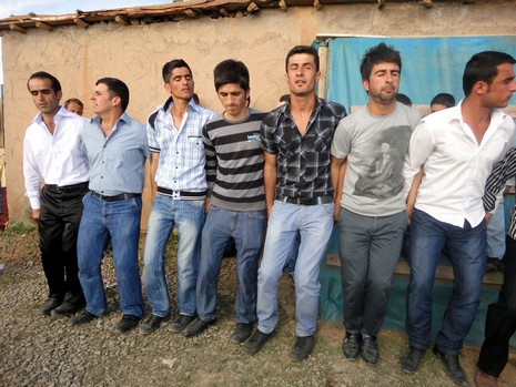 Yüksekova'da 15-16 Mayıs 2010 tarihleri arasında evlenen bazı çiftleri sizler için sayfamıza taşıdık.