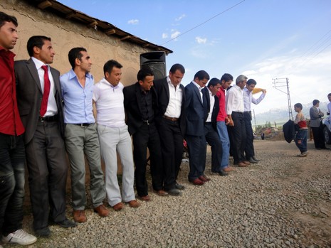 Yüksekova'da 15-16 Mayıs 2010 tarihleri arasında evlenen bazı çiftleri sizler için sayfamıza taşıdık.