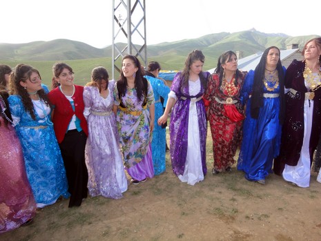 Yüksekova'da 15-16 Mayıs 2010 tarihleri arasında evlenen bazı çiftleri sizler için sayfamıza taşıdık.