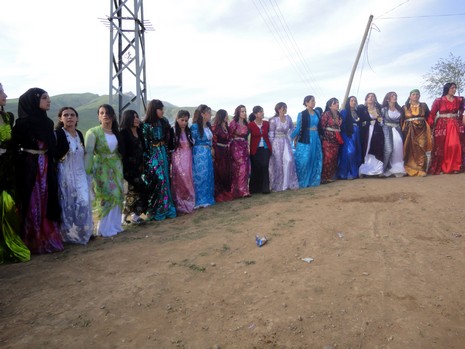 Yüksekova'da 15-16 Mayıs 2010 tarihleri arasında evlenen bazı çiftleri sizler için sayfamıza taşıdık.