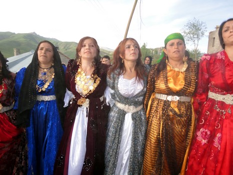 Yüksekova'da 15-16 Mayıs 2010 tarihleri arasında evlenen bazı çiftleri sizler için sayfamıza taşıdık.