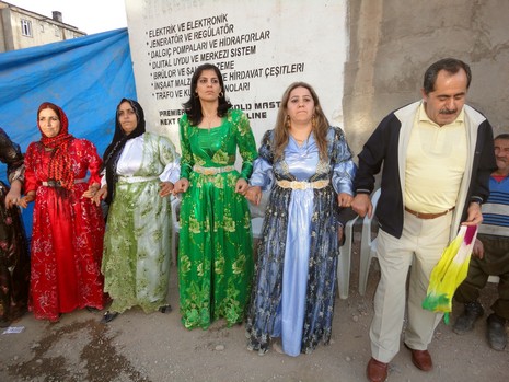 Yüksekova'da 15-16 Mayıs 2010 tarihleri arasında evlenen bazı çiftleri sizler için sayfamıza taşıdık.