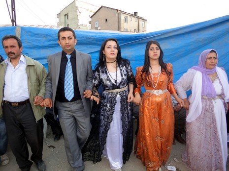 Yüksekova'da 15-16 Mayıs 2010 tarihleri arasında evlenen bazı çiftleri sizler için sayfamıza taşıdık.