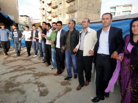 Yüksekova'da 15-16 Mayıs 2010 tarihleri arasında evlenen bazı çiftleri sizler için sayfamıza taşıdık.