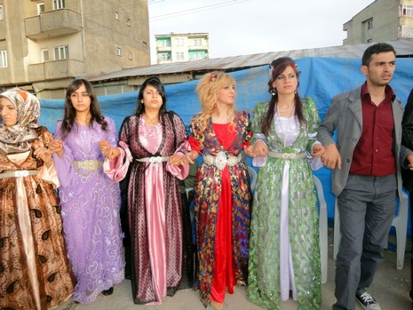 Yüksekova'da 15-16 Mayıs 2010 tarihleri arasında evlenen bazı çiftleri sizler için sayfamıza taşıdık.