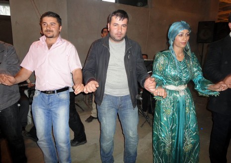 Yüksekova'da 15-16 Mayıs 2010 tarihleri arasında evlenen bazı çiftleri sizler için sayfamıza taşıdık.