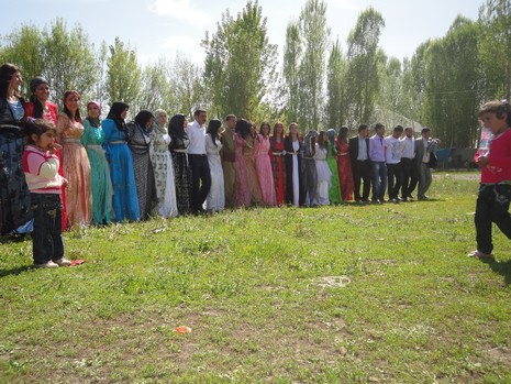 Yüksekova'da 15-16 Mayıs 2010 tarihleri arasında evlenen bazı çiftleri sizler için sayfamıza taşıdık.