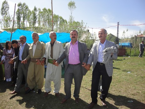 Yüksekova'da 15-16 Mayıs 2010 tarihleri arasında evlenen bazı çiftleri sizler için sayfamıza taşıdık.