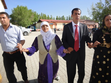 Yüksekova'da 15-16 Mayıs 2010 tarihleri arasında evlenen bazı çiftleri sizler için sayfamıza taşıdık.