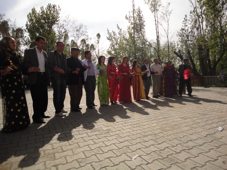 Yüksekova'da 15-16 Mayıs 2010 tarihleri arasında evlenen bazı çiftleri sizler için sayfamıza taşıdık.