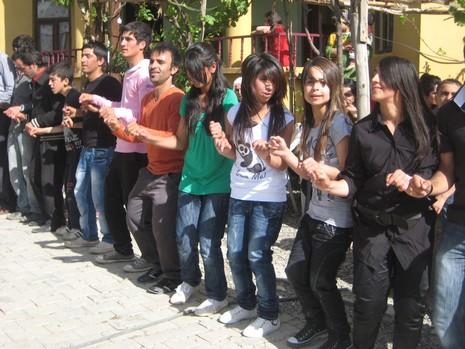 Şemdinli'de 21-22 Mayıs tarihleri arasında evlenen çiftler sizle için sayfamıza taşıdık.