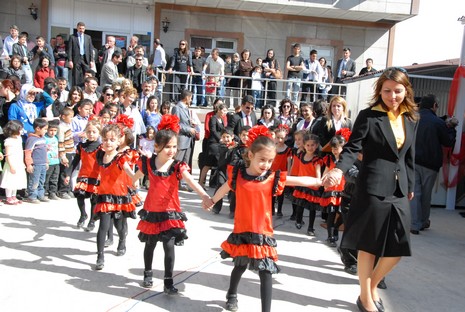 Yüksekova İlçe Milli Eğitim Müdürlüğü tarafından düzenlenen Okul Öncesi Eğitim Şenlikleri büyük ilgi gördü. 