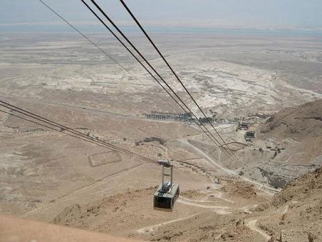 Bu teleferiklere bırakın binmeyi uzaktan bakmak bile insanın yüreğini ağzına getirmeye yetiyor.