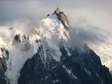 Bu teleferiklere bırakın binmeyi uzaktan bakmak bile insanın yüreğini ağzına getirmeye yetiyor.