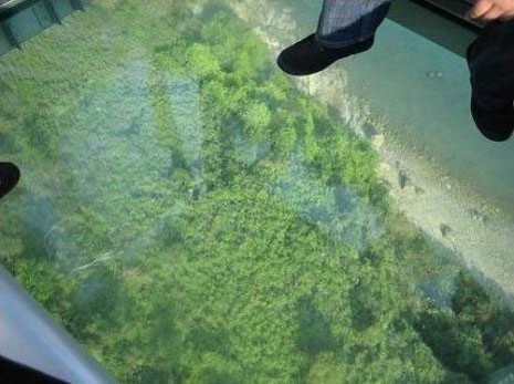 Bu teleferiklere bırakın binmeyi uzaktan bakmak bile insanın yüreğini ağzına getirmeye yetiyor.