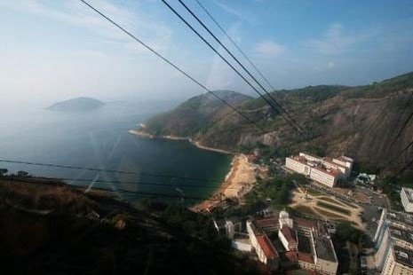 Bu teleferiklere bırakın binmeyi uzaktan bakmak bile insanın yüreğini ağzına getirmeye yetiyor.