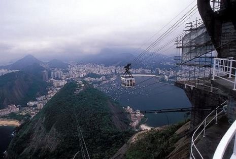 Bu teleferiklere bırakın binmeyi uzaktan bakmak bile insanın yüreğini ağzına getirmeye yetiyor.