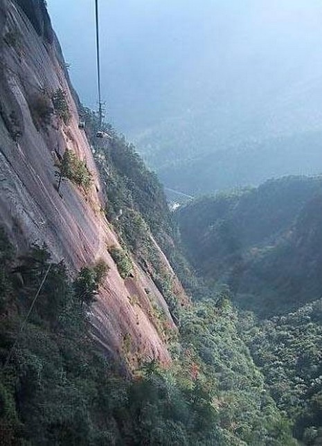 Bu teleferiklere bırakın binmeyi uzaktan bakmak bile insanın yüreğini ağzına getirmeye yetiyor.