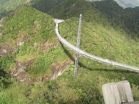 Bu teleferiklere bırakın binmeyi uzaktan bakmak bile insanın yüreğini ağzına getirmeye yetiyor.