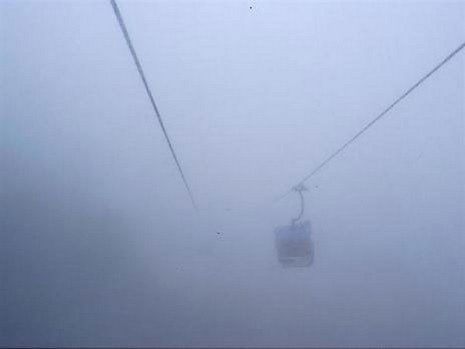 Bu teleferiklere bırakın binmeyi uzaktan bakmak bile insanın yüreğini ağzına getirmeye yetiyor.