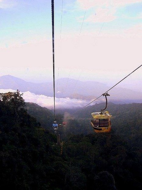 Bu teleferiklere bırakın binmeyi uzaktan bakmak bile insanın yüreğini ağzına getirmeye yetiyor.