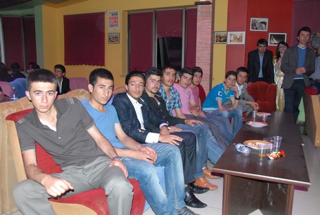 LGS öncesi dershane öğrencileri strest attı. 