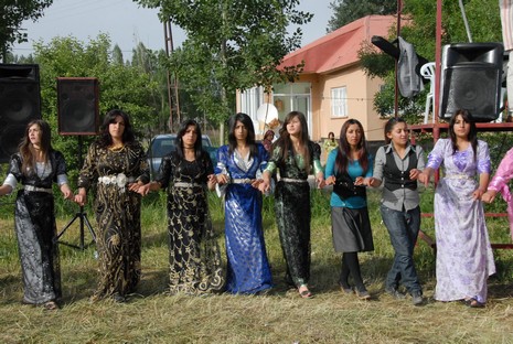 Yüksekova'da 05-06 Haziran 2010 tarihleri arasında evlenen çiftleri sizler için sayfamıza taşıdık.