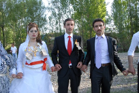 Yüksekova'da 05-06 Haziran 2010 tarihleri arasında evlenen çiftleri sizler için sayfamıza taşıdık.