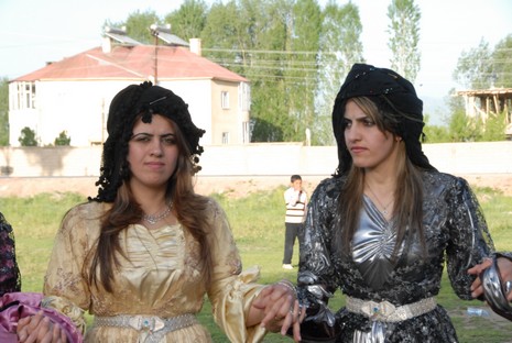 Yüksekova'da 05-06 Haziran 2010 tarihleri arasında evlenen çiftleri sizler için sayfamıza taşıdık.