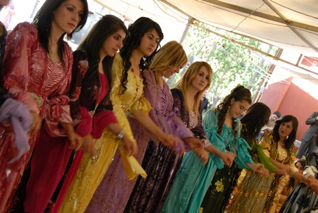 Yüksekova'da 12-13 Haziran 2010 tarihleri arasında evlenen çiftleri sizler için sayfamıza taşıdık.